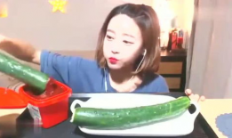 娱乐吃瓜酱娜娜摆摊